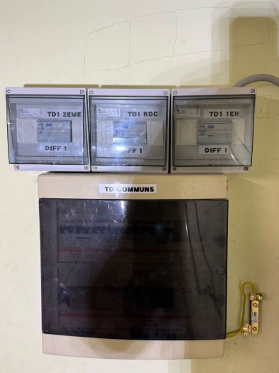 Armoires électriques divisionnaires installées par Tapelec, étiquetées par étage