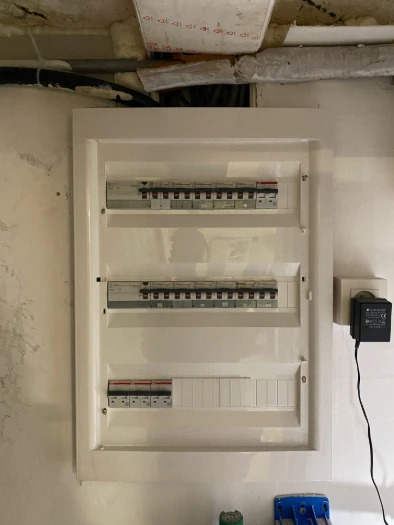 Tableau électrique ouvert avec disjoncteurs installés par Tapelec