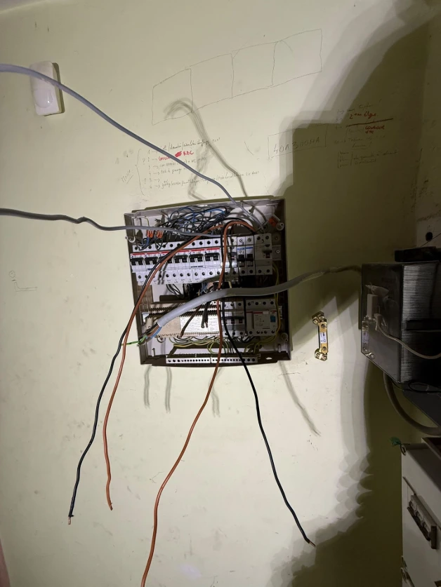 Tableau électrique avant mise en conformité : circuits mélangés et protections insuffisantes
