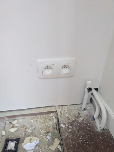 Installation d'une prise électrique double lors d'une rénovation