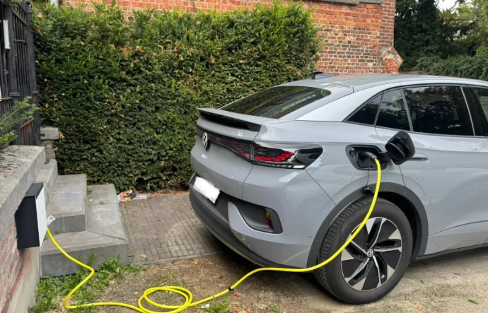 Electric vehicle charging station installed by Tapelec