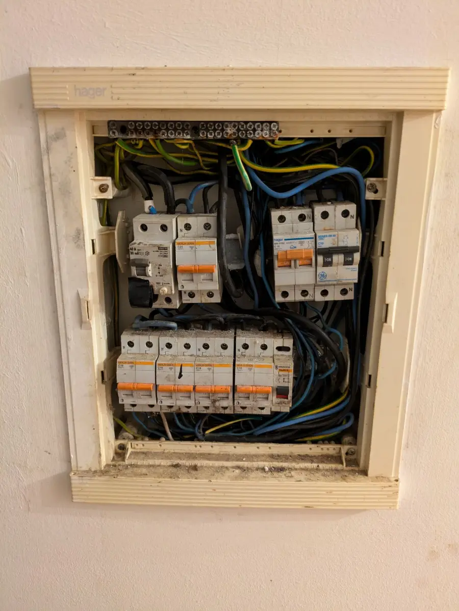 Tableau électrique non conforme relevé lors d'un contrôle RGIE à Bruxelles