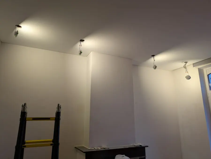 Raccordement de 4 spots au faux-plafond après le passage du peintre