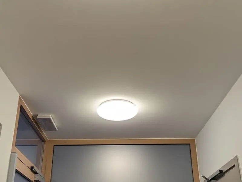 Plafonnier LED Noxion Corido V2 posé dans un hall d'immeuble