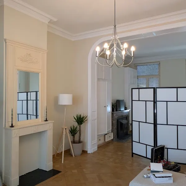 Lustre à huit lampes posé dans un salon