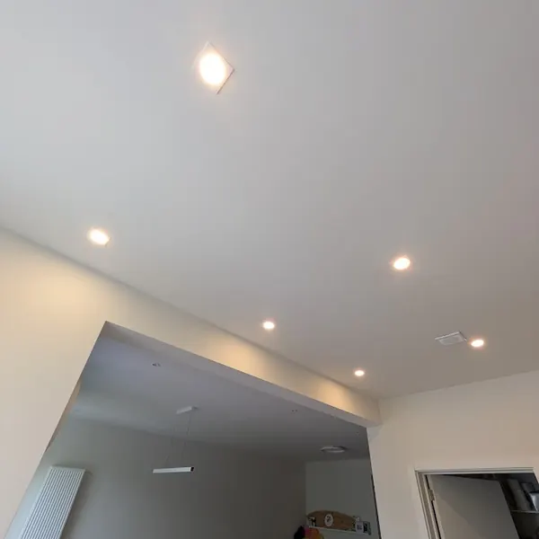 Spots encastrés au plafond d'un séjour
