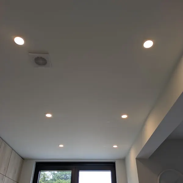 Spots encastrés au plafond d'une cuisine