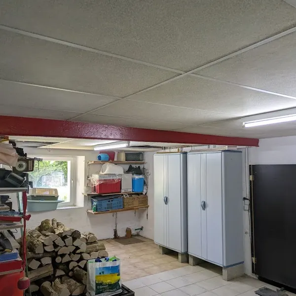 Réglettes LED au plafond d'un garage