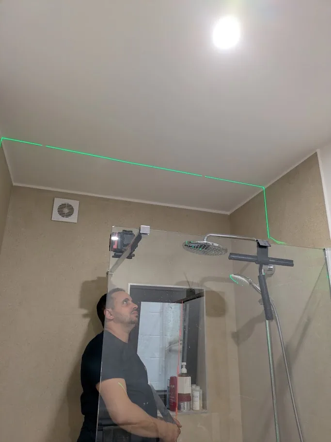 Implantation au laser des spots d'une salle de bain