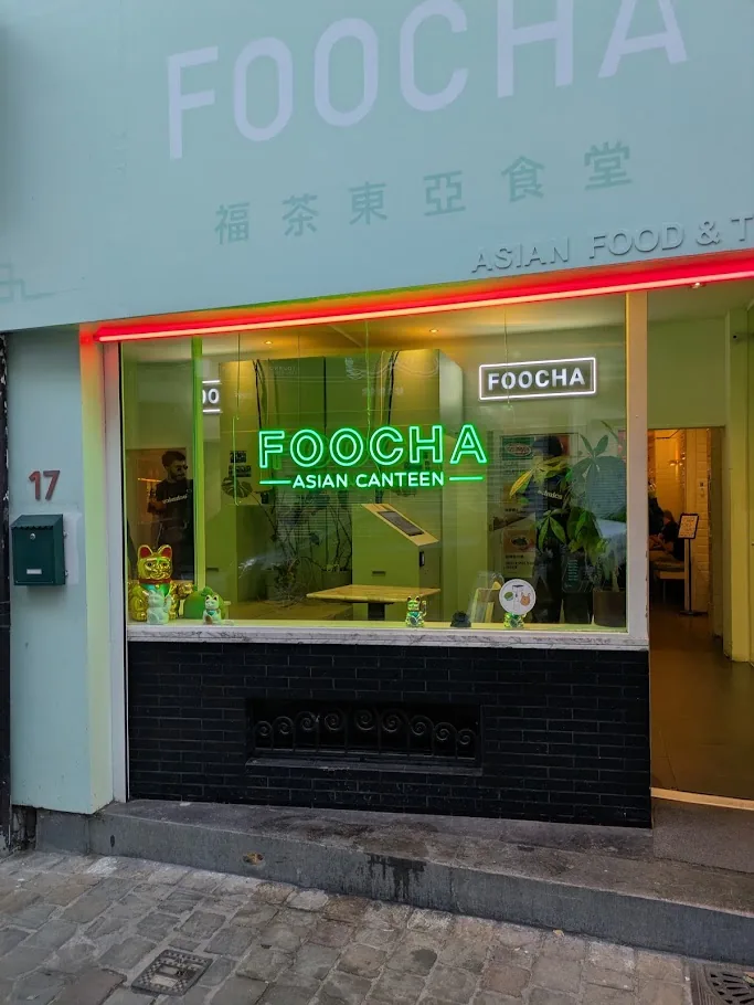 Ruban LED RGB en haut de la vitrine d'un restaurant à Bruxelles, vu de la rue