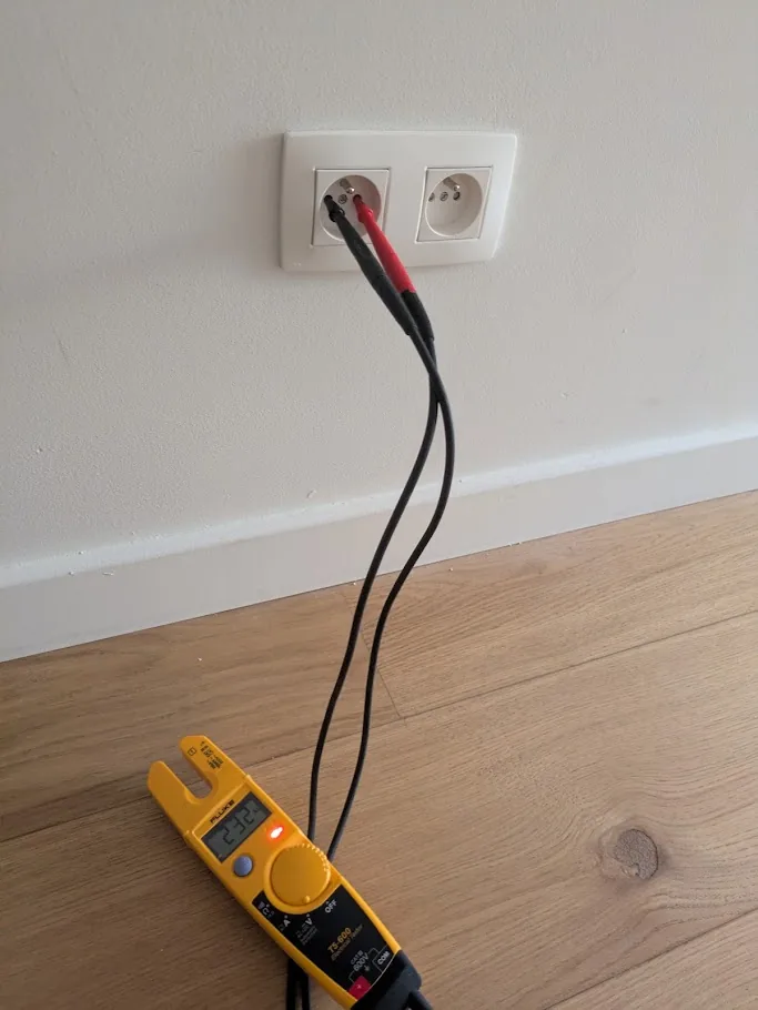 Mesure de tension au testeur sur une prise : 232 V