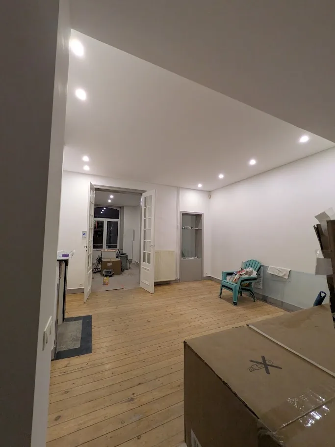 Rénovation électrique : séjour éclairé par des spots LED encastrés