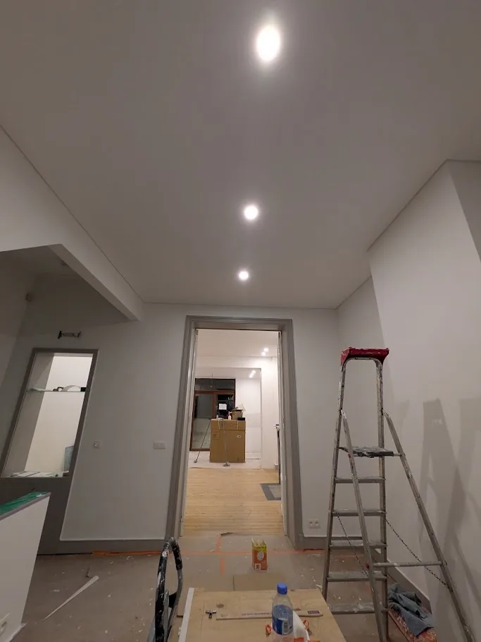 Rénovation électrique : spots LED dans le hall