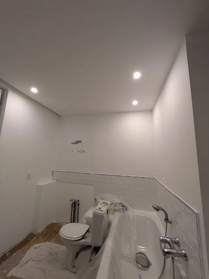 Salle de bain rénovée avec spots LED encastrés au plafond, chantier Tapelec