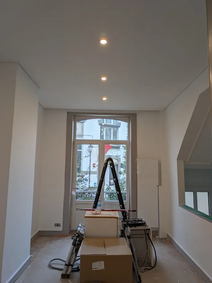 Rénovation électrique : spots LED encastrés dans la pièce avant