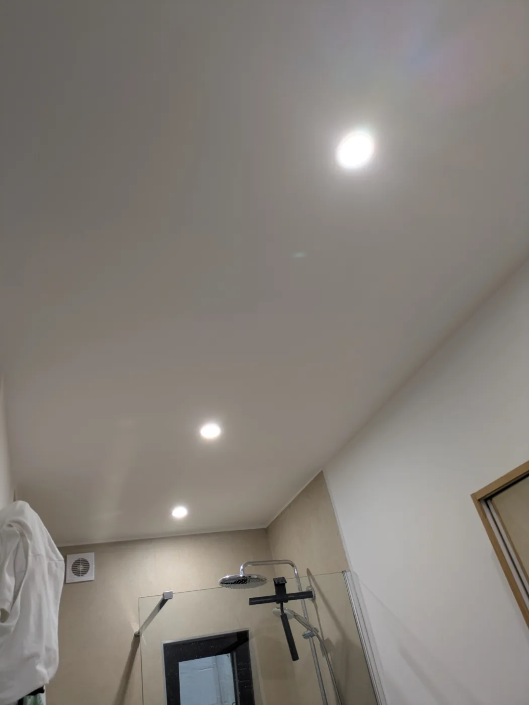 Spots LED posés au plafond d'une salle de bain